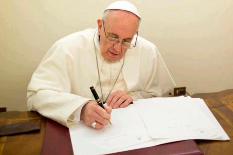 papa-francisco-escribiendo-ancho_completo
