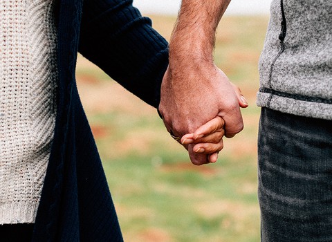 Se acercó, la cogió de la mano y la levantó