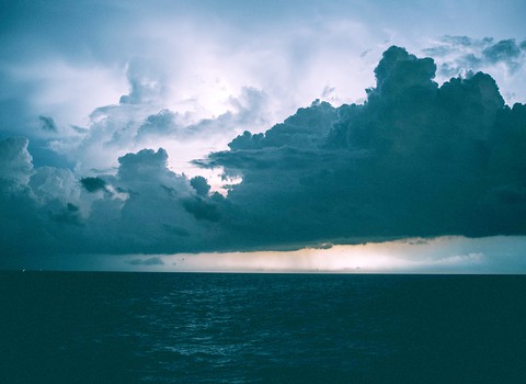 ¿Quién es este, que hasta el viento y el mar lo obedecen?